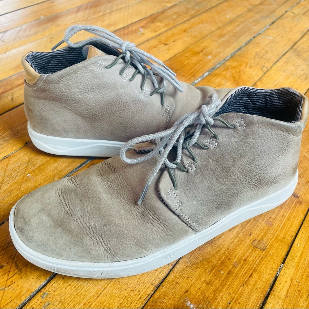Men’s OluKai leather fur and rubber soled lace up boots/loafers